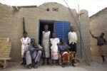 Burkina-Faso - Construire des maisons sans bois ni tôles au Sahel ? Un pari fou relevé depuis plus d’une décennie et gagné par un maçon de la région de Montpellier